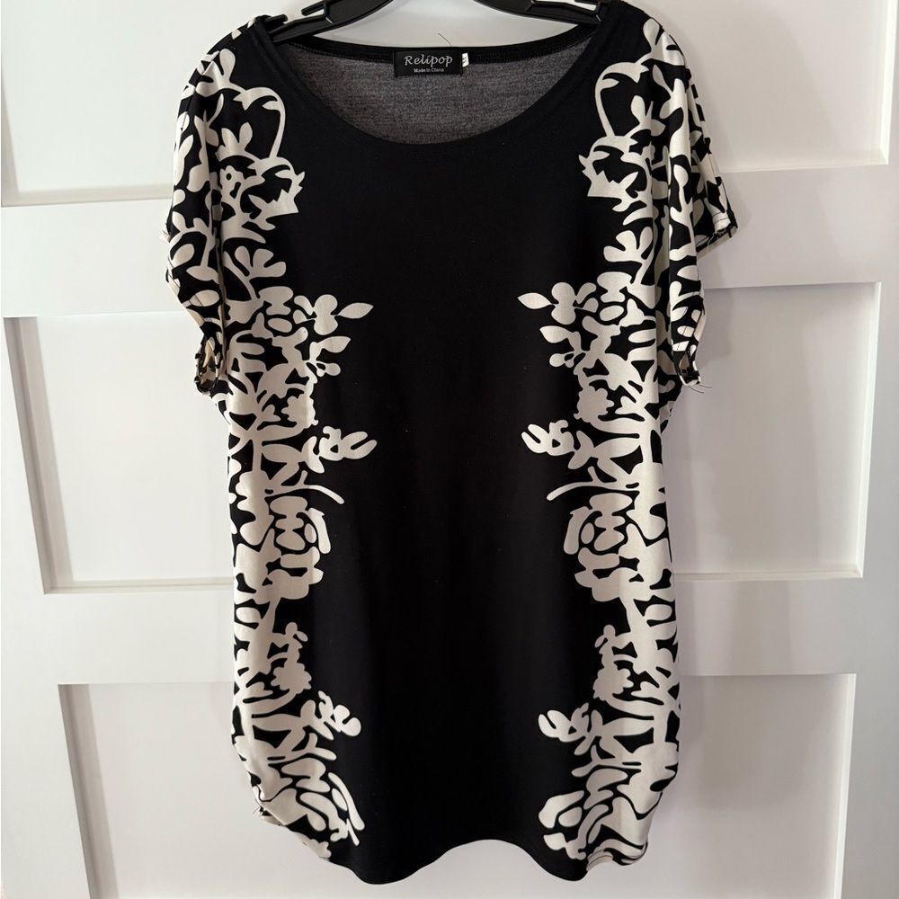 Relipop Black and White Floral Women's Top or dress size Large